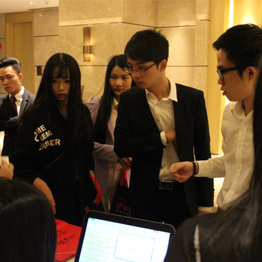 聽眾陸續簽到入場