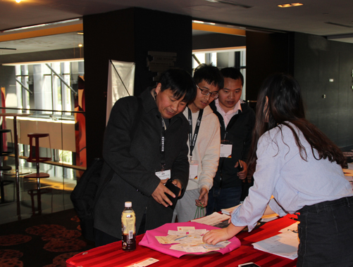 嘉賓聽眾簽到 有序進入會議現場