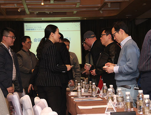 會議結(jié)束 嘉賓交換名片