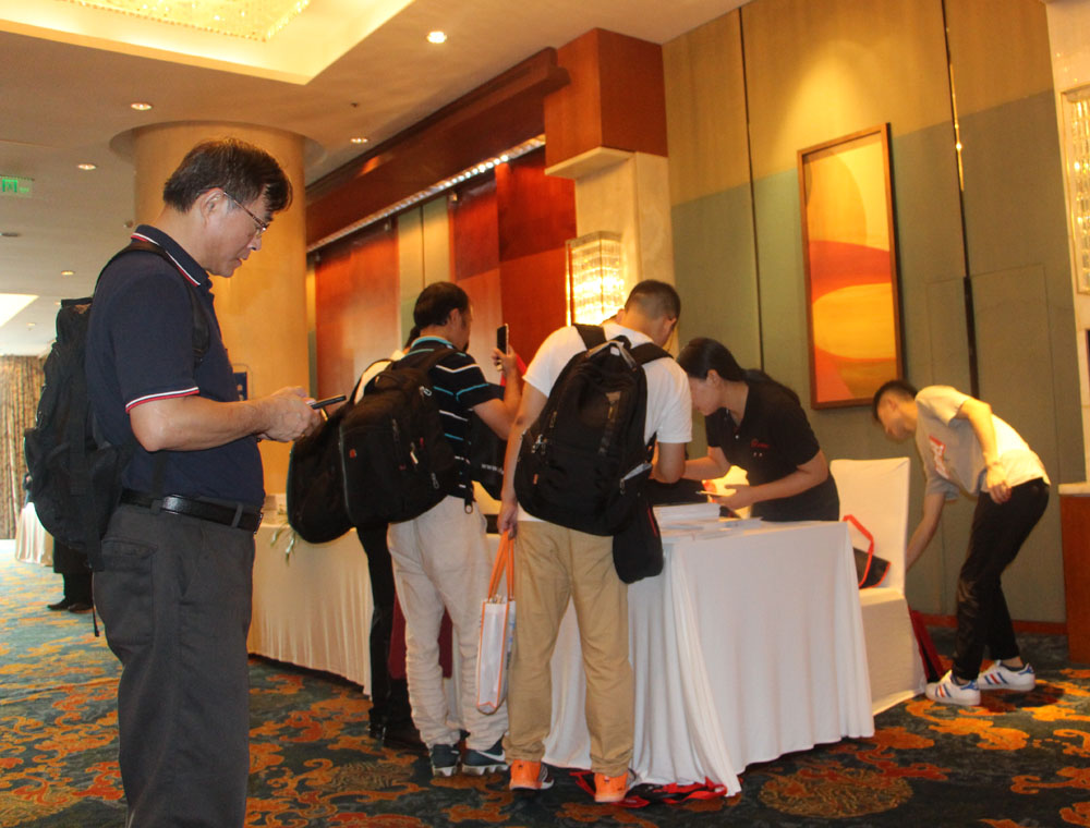 嘉賓聽眾簽到 有序進入會議現場